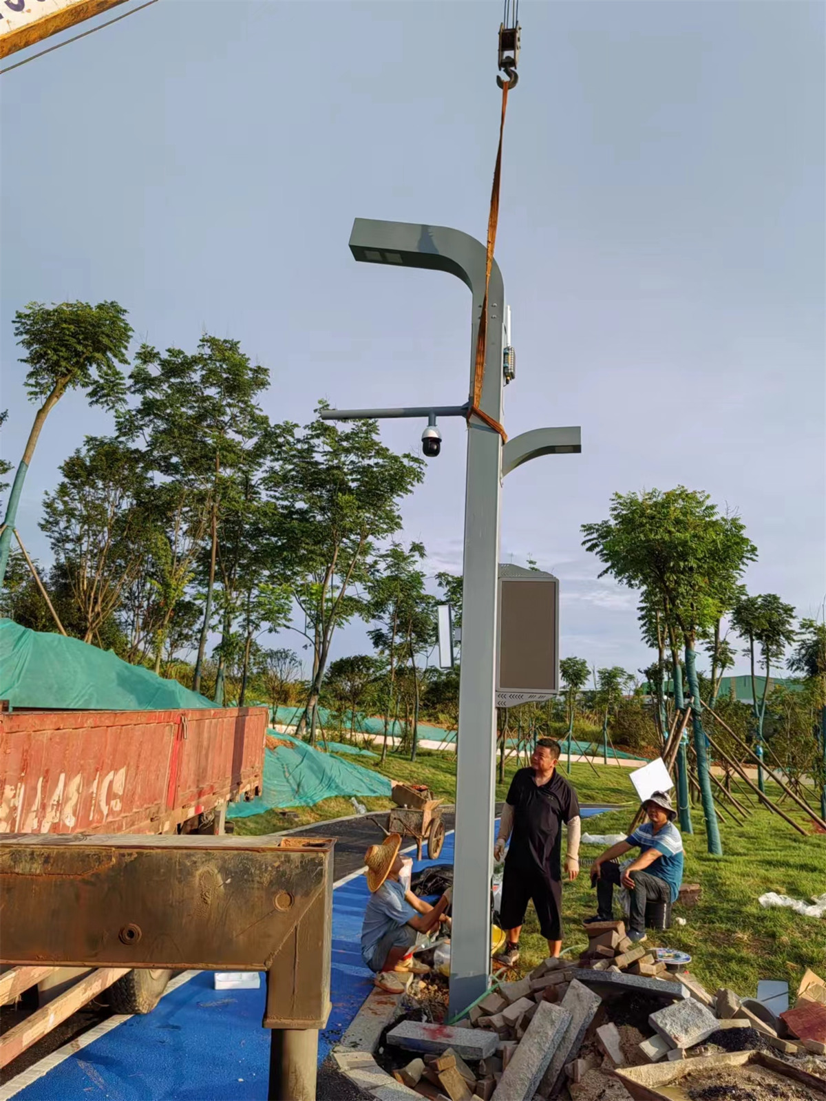 綜合桿廠家：智慧城市多功能基礎(chǔ)設(shè)施的專(zhuān)業(yè)制造者